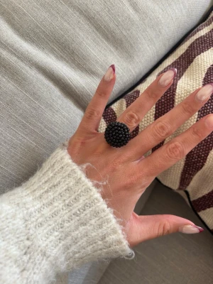 Ring pärlor  - Säljer denna handgjorda ring.  Knapparna är vintage men själva ringen/ringstommen är helt ny och oanvänd. Materialet är rostfritt stål och varken tappar färg eller färgar av sig på huden. Ringen tål vatten. Storleken är justerbar, man kan trycka ihop och dra isär ringen till önskad storlek. Perfekt för dig som vill bära något unikt!