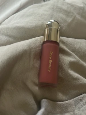 Rare Beauty Blush  - Rare Beauty Liquid blush i färgen hope. Knappt använd 