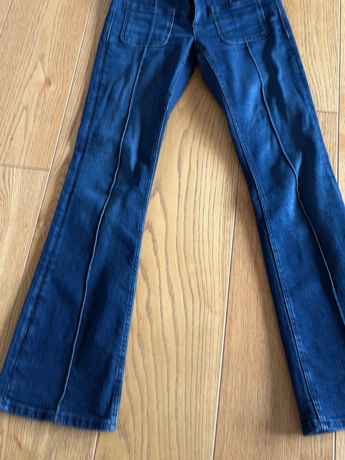 Mörkblå bootcut jeans fr Gina Young 