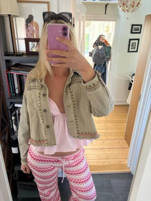 Grön jeansjacka med broderier - Snygg grön jeansjacka med färgglada broderier från Zara