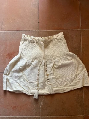 Beige kjol, Zara - Säljer en beige kjol från Zara!🌸💗☺️