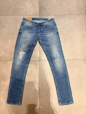 Dondup George  - Dondup jeans George!!Trendigaste jeansen på marknaden Nypris=4000  Säljs för=799(Modellen har orginal slitningar från fabrik vilket gör jeansen mer populär och eftertraktad)
