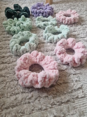 Pastelliga fluffiga scrunchies - Säljer ett gäng handgjorda scrunchies i mjukt, fluffigt garn. 