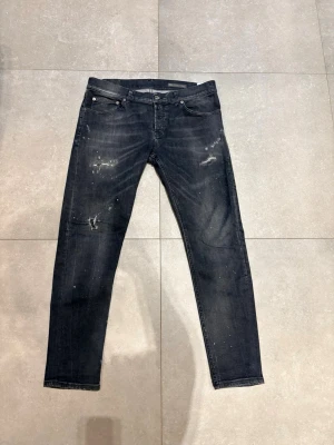 Dondup jeans - Dondup jeans !!Trendigaste jeansen på marknaden Nypris=4000  Säljs för=799(Modellen har orginal slitningar från fabrik vilket gör jeansen mer populär och eftertraktad)