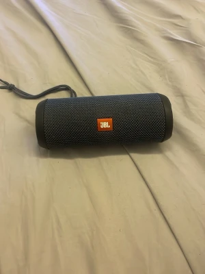 JBL trådlös högtalare svart - Det är en trådlös JBL Flip essential 2 den är som ny den är använd runt 20gånger det funkar som den ska och det är bra ljud
