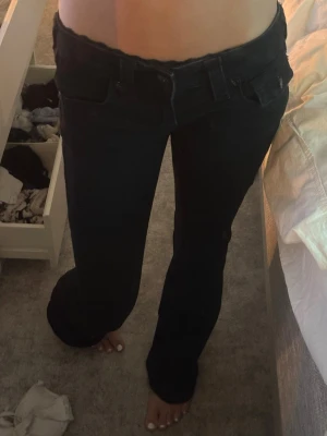 svarta true religion jeans - svarta jeans! helt nya och ej upptrampade längst nere! kom med prisförslag!