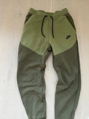 Nike tech byxor  - Precis som ny, passade ej.