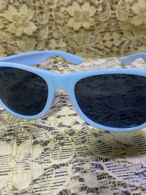  solglasögon  UV 400 och CE  - Perfekta för soliga dagar och en cool look. Passa undgomar och kvinna  75kr/st 