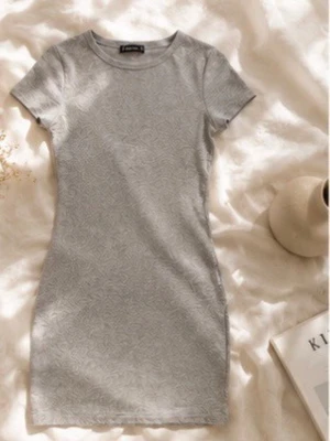 Grå ribbad basic klänning - 🤍 Grå ribbad klänning  🤍såå snygg basic som sitter perfekt 😩✨superstretchig & formar kroppen jättefint!!perf till både vardag, middag eller sommarkvällar 🌙  Bundle finns🤍  Soft and pieces