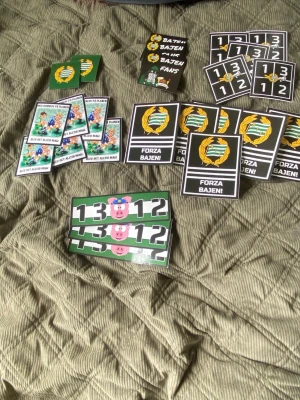 Hammarby Bajen klistermärken - Ett gäng klistermärken med Hammarby Bajen-tema, flera motiv med klubbens emblem, text som 'FORZA BAJEN', 'BAJEN FANS' och siffror i grönt, svart och vitt. Perfekt för att pimpa prylar med Bajen-stil. Materialet är papper eller plast.