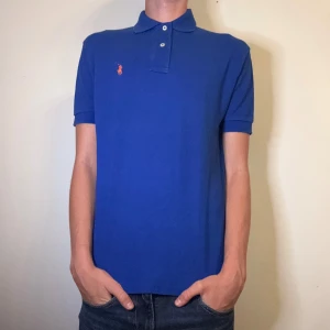 Blå Ralph Lauren pike herr XS - Säljer nu en riktigt snygg blå Ralph Lauren pike | storlek XS | modellen är ca 171cm och 56kg | skick 9/10, använd några enstaka gånger, inga defekter | skriv vid frågor! // HLselling