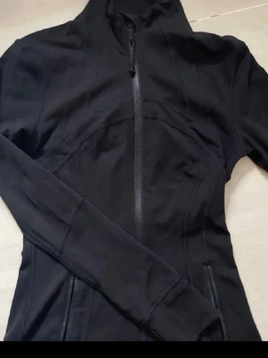 Lululemonn jacka - Svart lululemonn jacka i storlek S-2 , oanvänd
