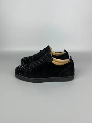Christian Louboutin Louis Junior Spikes Sneaker Black - • The shoes have been gently used and are in very good condition • Size: 42 (fits 42.5–43) • Color: Black • Retail price: 9500 SEK / 795€ • No accessories