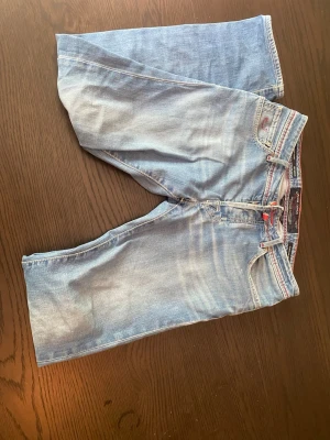 Jacob choen jeans - Säljer ett par blå jeans från jacob choen med fina detaljer inuti och på utsidan. Hör av er vid frågor 