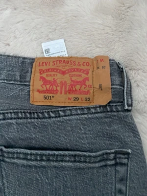 Grå Levi's 501 jeans W29 L32 - Har aldrig använt dessa, färgen är i perfekt skick och modellen är också i perfekt skick. Precis som nya. Ej frakt 