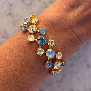 Mixed sized armban - Mixed Sized Armband, i guldpläterad mässing med kristaller. Ss 29 6mm, ss39 8mm och Pear 14mm. Färg Light Sapphire, Clear Crystal, Linnen Ignite och Sky Ignite. Ställbar storlek. De sista bilderna visar andra färger och modeller som finns i lager.  Jag skickar endast spårbart, samfraktar. Fast pris. Besök gärna mina övriga annonser.  Till mina smycken använder jag kristaller från Preciosa, Aurora och Swarowski.