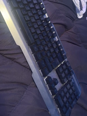 Svart mekaniskt tangentbord i metall - Säljer ett svart mekaniskt tangentbord med numerisk del och robust metallram. Tangenterna är höga och har tydliga vita tecken. Perfekt för gaming eller arbete vid datorn. Ansluts med kabel.