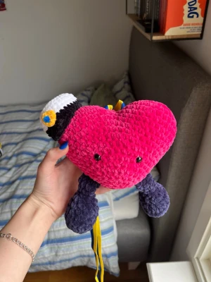 Virkat student-hänge Jellycat hjärta🩷 - Tyvärr är vi på den absolut sista rundan hängen för i år men är glad att jag hann få klart några till!🥹🇸🇪💐🎓 Här kommer ett virkat student-hänge i form av ett supersött jellycat-hjärta!🩷🌸