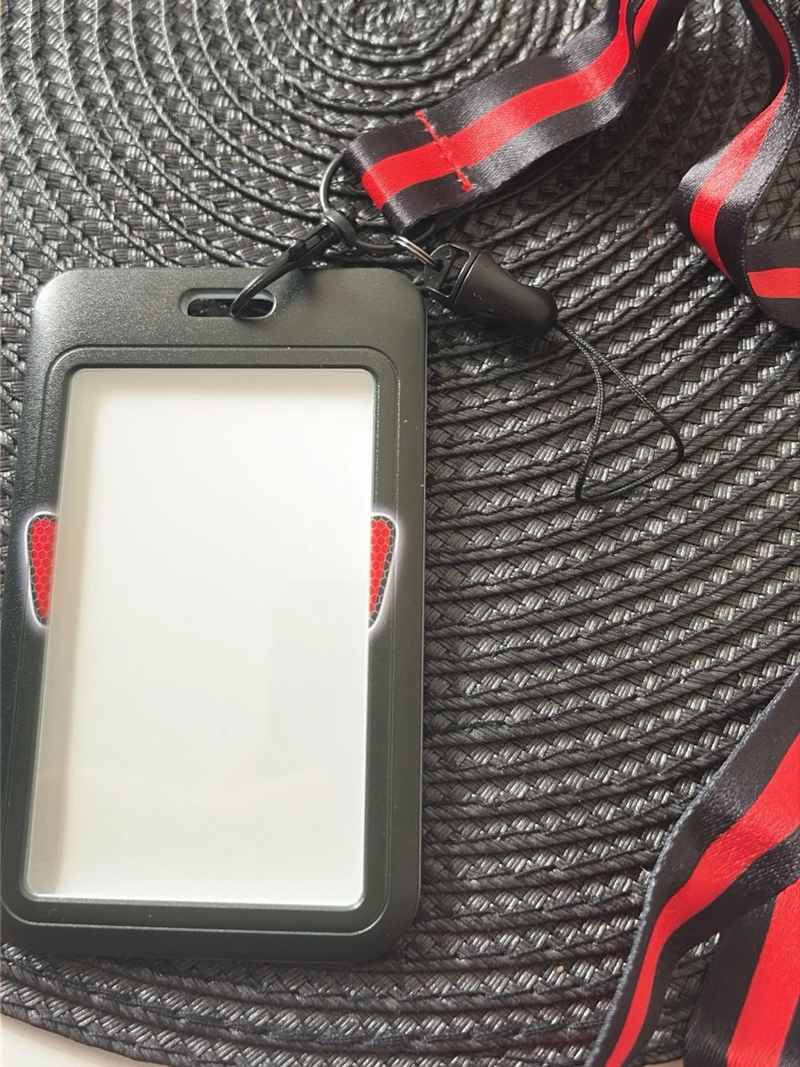 Svart korthållare med röd lanyard - 2