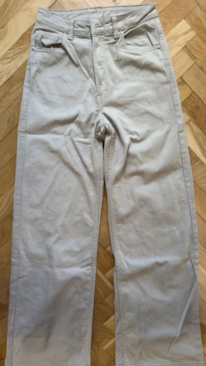 Beiga raka jeans från Divided H&M - Färg typ smutsgrå ljus beige/ljus grå?? 
