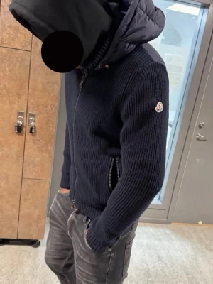 Mörkblå Moncler stickad cardigan - Snygg mörkblå stickad cardiganjacka från Moncler köpte på plick för 5000 och är i exakt samma skick så jag säljer för samma 