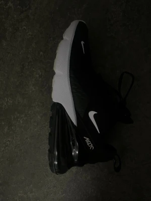 Nike Air Max 270 svart/vit sneaker storlek 39 - Nike Air Max 270 sneakers, storlek 39. Köpte för 1300kr, säljer för 900kr