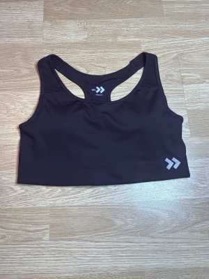Svart sport-bh från Hummel -  Svart sport-bh i storlek M. Aldrig använd. 