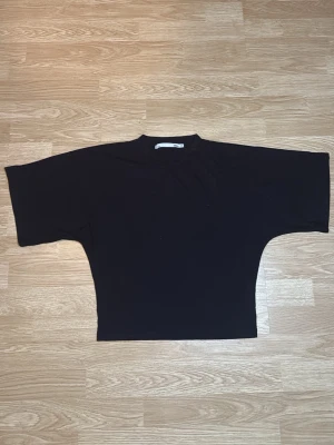 Svart topp från 157 med vida ärmar - Svart T-shirt med en bredare passform vid armarna och en tajtare vid midjan. I storlek M. Aldrig använd. 
