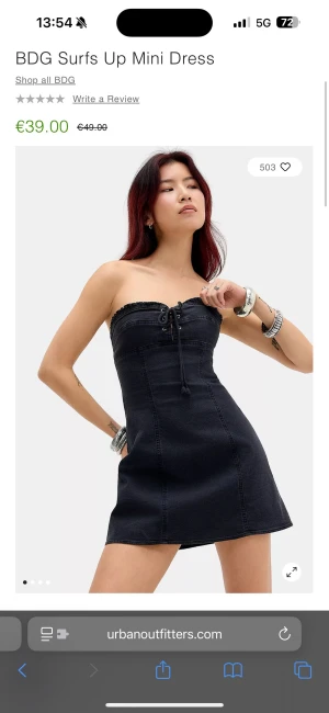 Svart axelbandslös miniklänning BDG - Trendig svart axelbandslös miniklänning från BDG med snörning framtill. Klänningen har en figurnära passform och är sydd i ett jeans material, säljs helt oanvänt med lapp kvar.