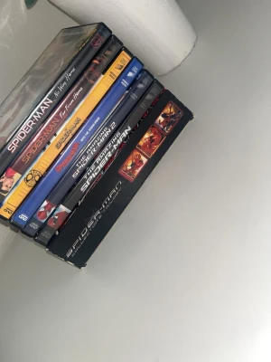 Spiderman DVD-filmsamling - Samling med flera Spiderman-filmer på DVD. Alla 9 filmer, som flesta helt orörda då jag samlat på filmer innan. Perfekt för dig som gillar superhjältefilmer och vill ha hela Spiderman-serien i fysisk form. Hör av er om ni har frågor eller vill ha fler bilder! Pris kan diskuteras