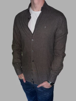 Grå skjorta från Morris - 🔹 Märke: Morris 🔹 Modell: Skjorta 🔹 Storlek: S 🔹 Färg: Grå 🔹 Skick: Väldigt fint skick 🔹 Passform: Classic Fit 🔹 Pris: 349kr  ✅ 100% äkta ✅ Snabb frakt ✅ Fler bilder/video finns vid intresse ✅ Stilren och lättmatchad