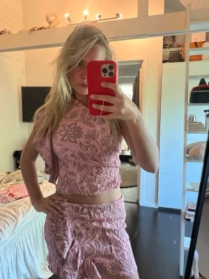 Rosa set🩷 - Super sött rosa set som aldrig är använt, helt nytt. Toppen är i storlek S och kjolen är i storlek M. Nypriset är 600:-♥️. 