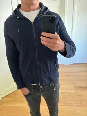 Ralph Lauren Cardigan - Tja! Säljer denna snygga Cardigan ifrån Ralph Lauren! Enda defekten är dragkedjan men den fungerar fortfarande väldigt bra, nyspridd 2999kr, sitter som en S.hör av er vid frågor!