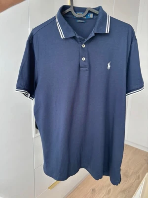 Ralph Lauren piké - Marinblå ralph lauren piké, size M, 