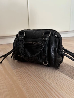 Mini Bowling Bag - Svart liten handväska från Bershka köpt från Zalando för 329kr. Dragkedjan på en stora öppningen är dessvärre trasig, men bortsett från det går väskan att användas perfekt 💗