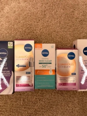 NIVEA Derma Skin Clear serum - NIVEA Derma Skin Clear serum med hyaluronsyra, pro-vitamin B5 och niacinamid. Kommer i en turkos förpackning med pipett. Perfekt för att lugna, återfukta och stärka huden samt reducera blemmor. Dermatologiskt testad och passar känslig hud. Säljes flera stycken för ett bra pris. Oöppnade paket!