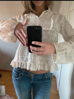 Vit spetsblus med volangdetaljer - Söt vit blus i spets med volangdetaljer