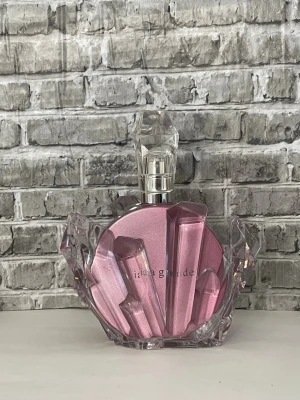 Cherry R.E.M Ariana Grande  - R.E.M cherry eclipse Ariana Grande 100ml från 2025. Endast  testad. Nästan helt full.  Se bilder för noter och batchkod.