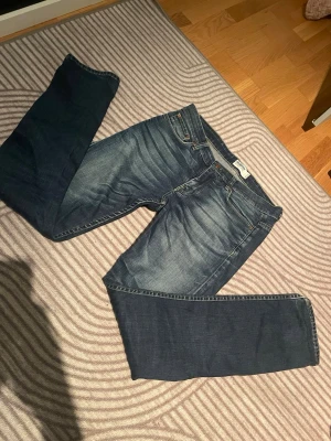 Dobber jeans - Riktigt schyssta jeans från dobber! As snygg färg med slitningar, straight fit, storlek 31W 32L. Nästan oanvända!