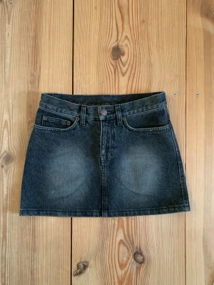 Jeanskjol  - Vintage jeanskjol från H&M Divided stl 32