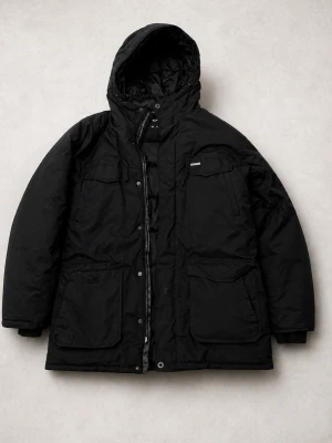 Svart dunjacka från Everest med huva - Svart dunjacka från Everest med stor huva och praktiska fickor framtill. Jackan har dragkedja och knappar, perfekt för kalla dagar. Materialet är polyester och jackan har en normal passform. Snygg och funktionell design för dig som vill hålla värmen.