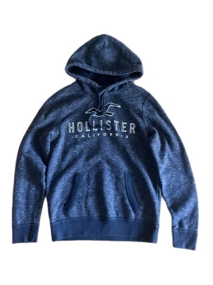 Hollister hoodie S - Säljer en riktigt fet hoodie! Passar till alla outfits, stilren och inga defekter! 🌟  Storlek S  Kom privat via mer bilder, och tivla inte med att ställa frågor👍😊
