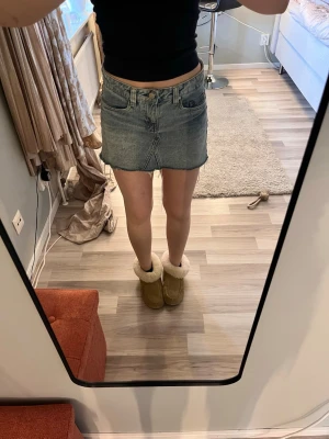 Kort jeanskjol från Bershka - Säljer en snygg kort jeanskjol från Bershka. Fint skick💕