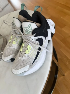 Basket skor - Jätte snygga och bekväma basket skor med bra kvalitet använda några gånger men är nästan som nya. Köpta för 1500 kr