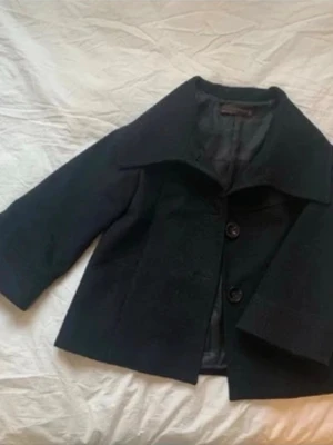 Svart kappa med kortare ärmar  - Svart kappa med lite kortare ärmar från Zara. Övere knappen saknas, men den viktigaste knappen är kvar !!!❤️❤️ skriv om du har frågor 