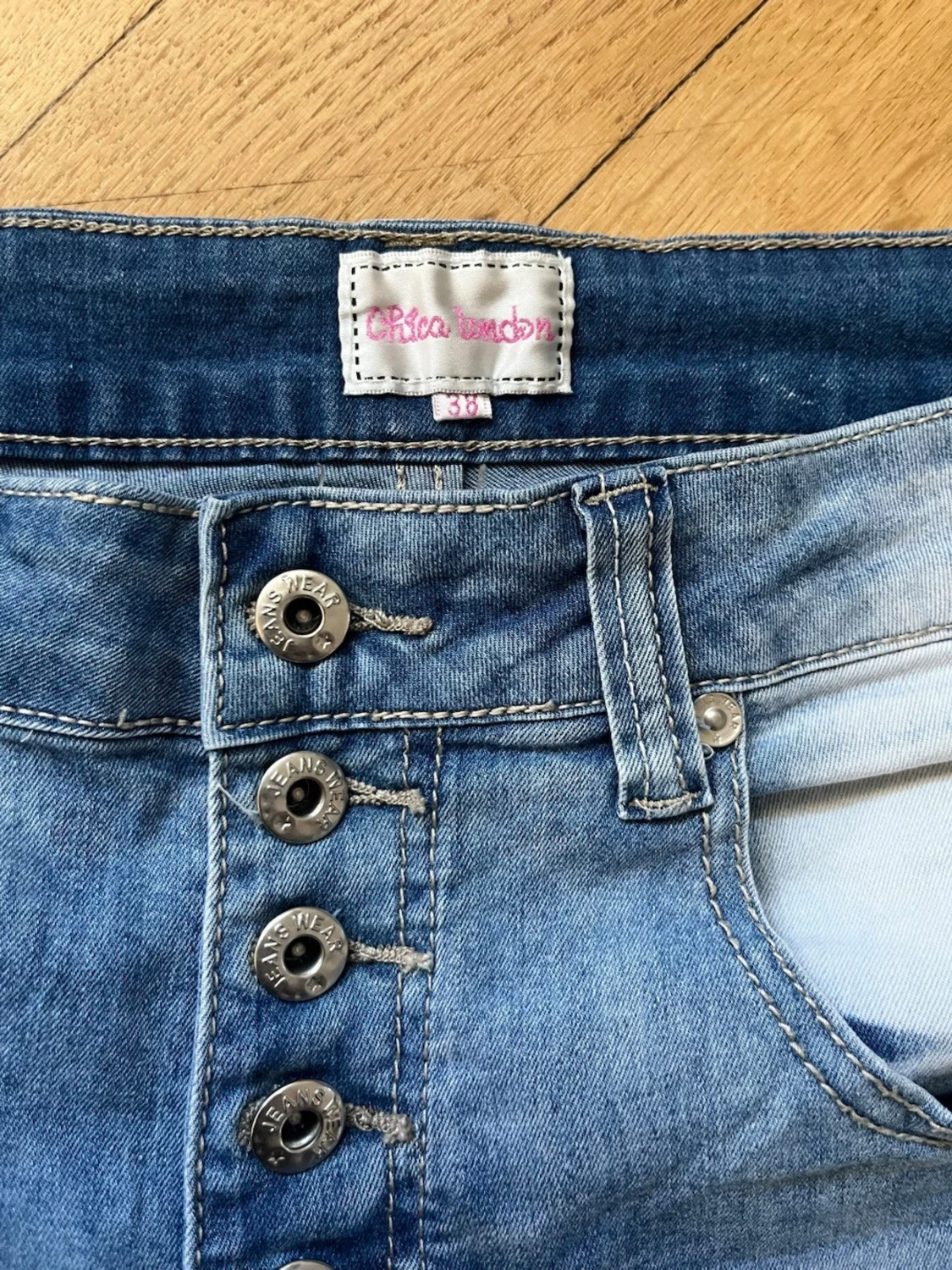 Blå denimshorts med knappar - 2