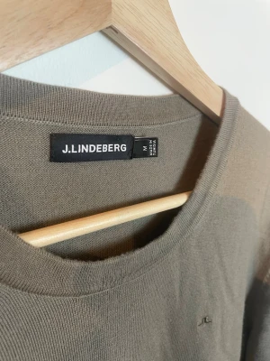 Beige j lindeberg tröja - Schysst tröja från j Lindeberg i mycket gott skick. Passar perfekt till lager på lager plagg nu till vintern. Sitter bra, priset är diskuterbart hör av er vid frågor 🤝