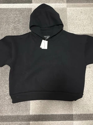 Saint Alexander Hoodie svart - stilig och skön hoodie från saint alexander.            S storlek