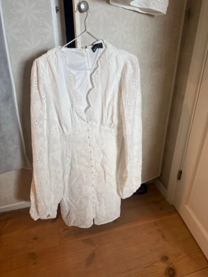 Vit klänning från gina - Säljer den här fina klänningen från gina som passar perfekt till studenten, säljer den då jag hittade en annan. Helt ny, pris kan diskuteras🥰