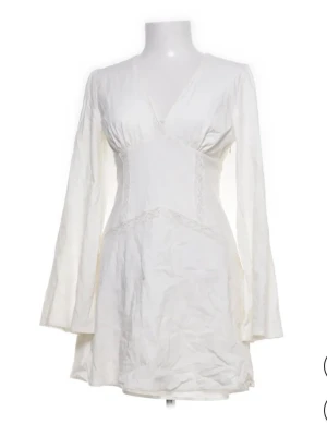 Studentklänning  - Vit långärmad studentklänning med spets detaljer och vida armar, säljer då jag har en annan klänning istället🩷